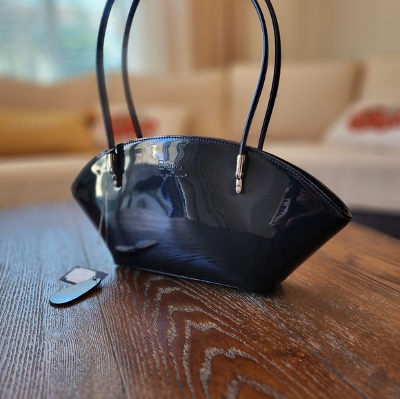 Beijo Handbags - NWT Beijo fan shape handbag 👜 in black